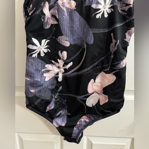 Women’s all in motion one piece swimsuit. Size medium. - Picture 4 of 5